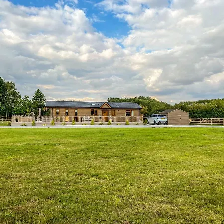 Immaculate 3-Bedroom Private Lodge Near York Exterior photo